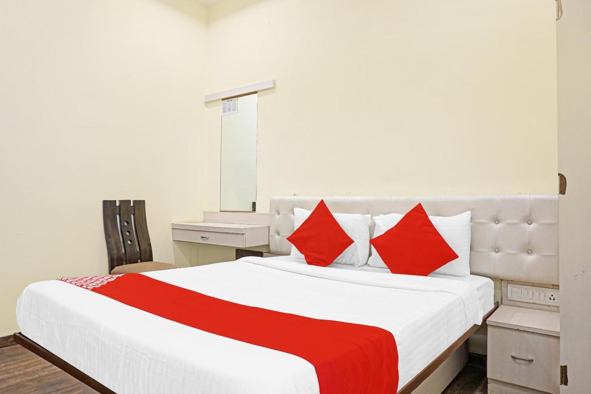 Hotel O 24K Inn Mundhva エクステリア 写真