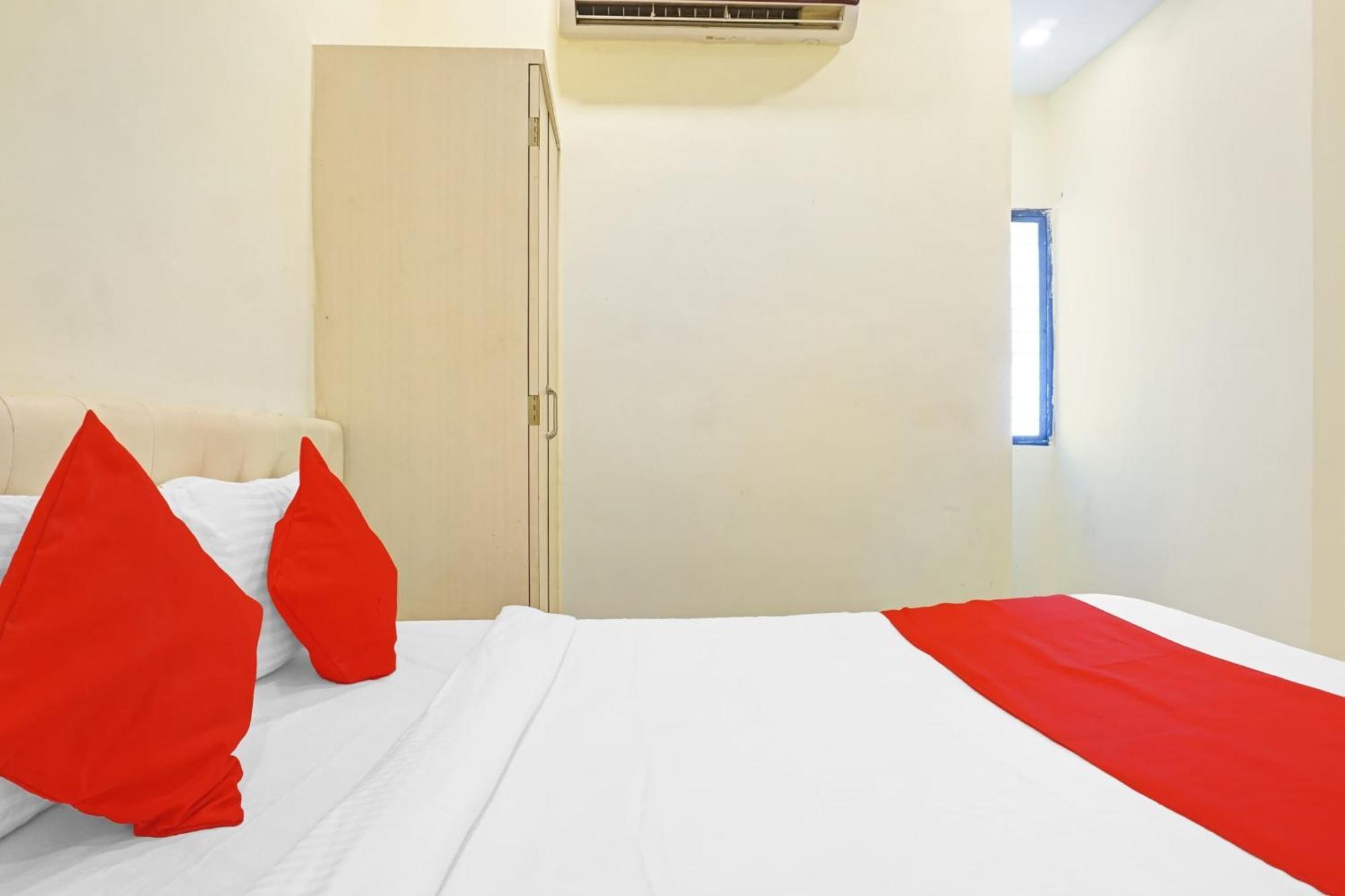 Hotel O 24K Inn Mundhva エクステリア 写真