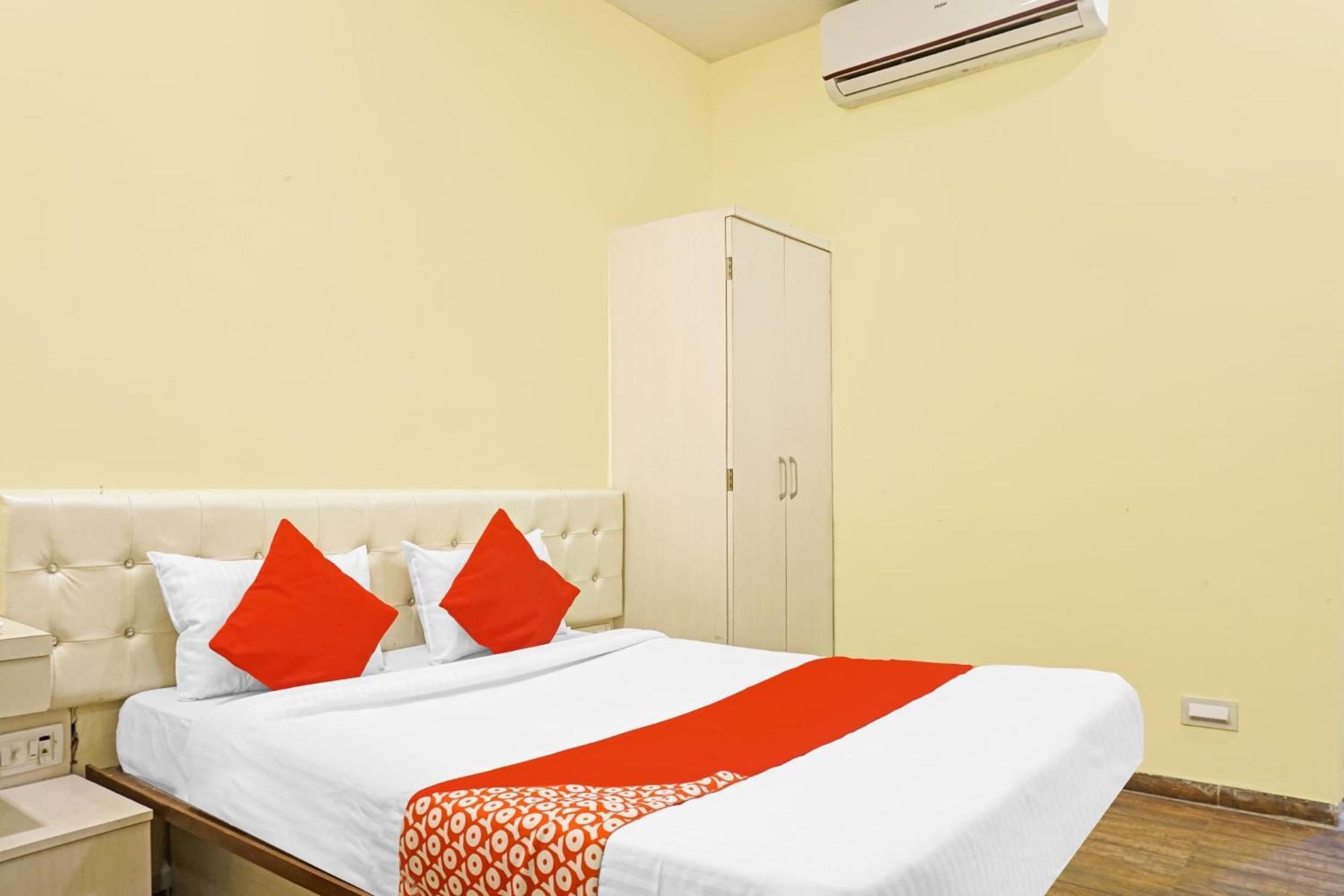 Hotel O 24K Inn Mundhva エクステリア 写真