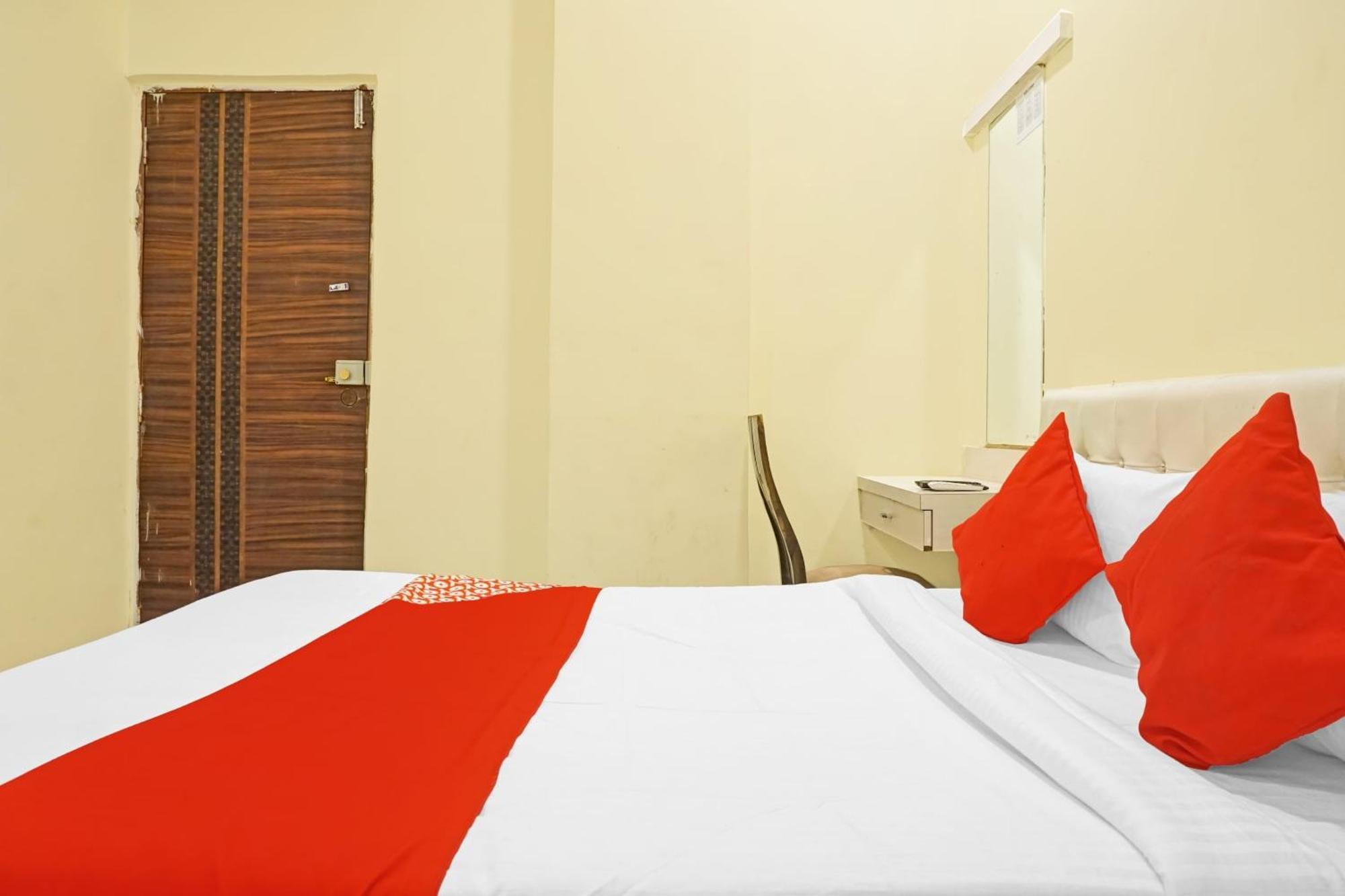 Hotel O 24K Inn Mundhva エクステリア 写真