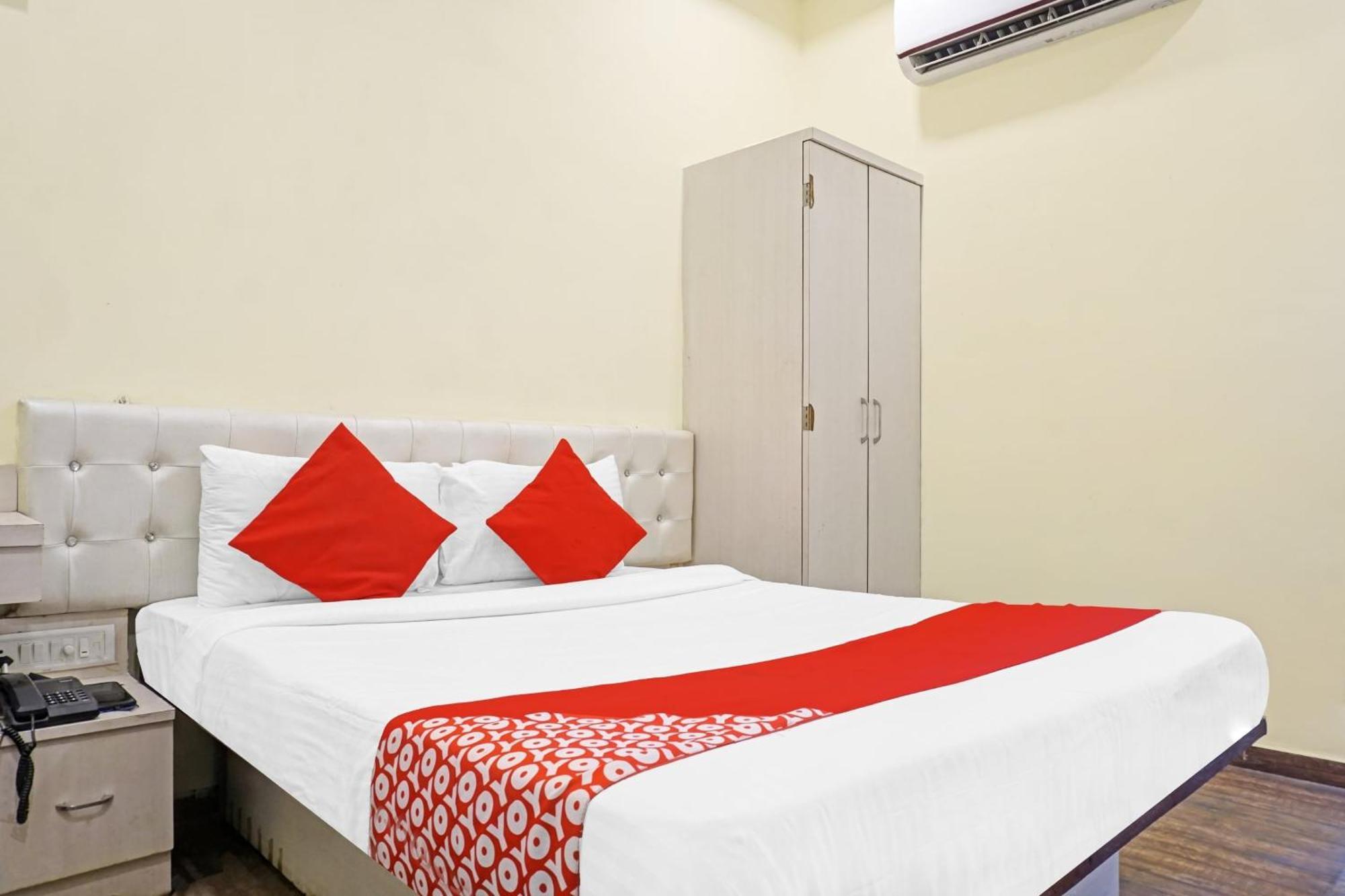 Hotel O 24K Inn Mundhva エクステリア 写真