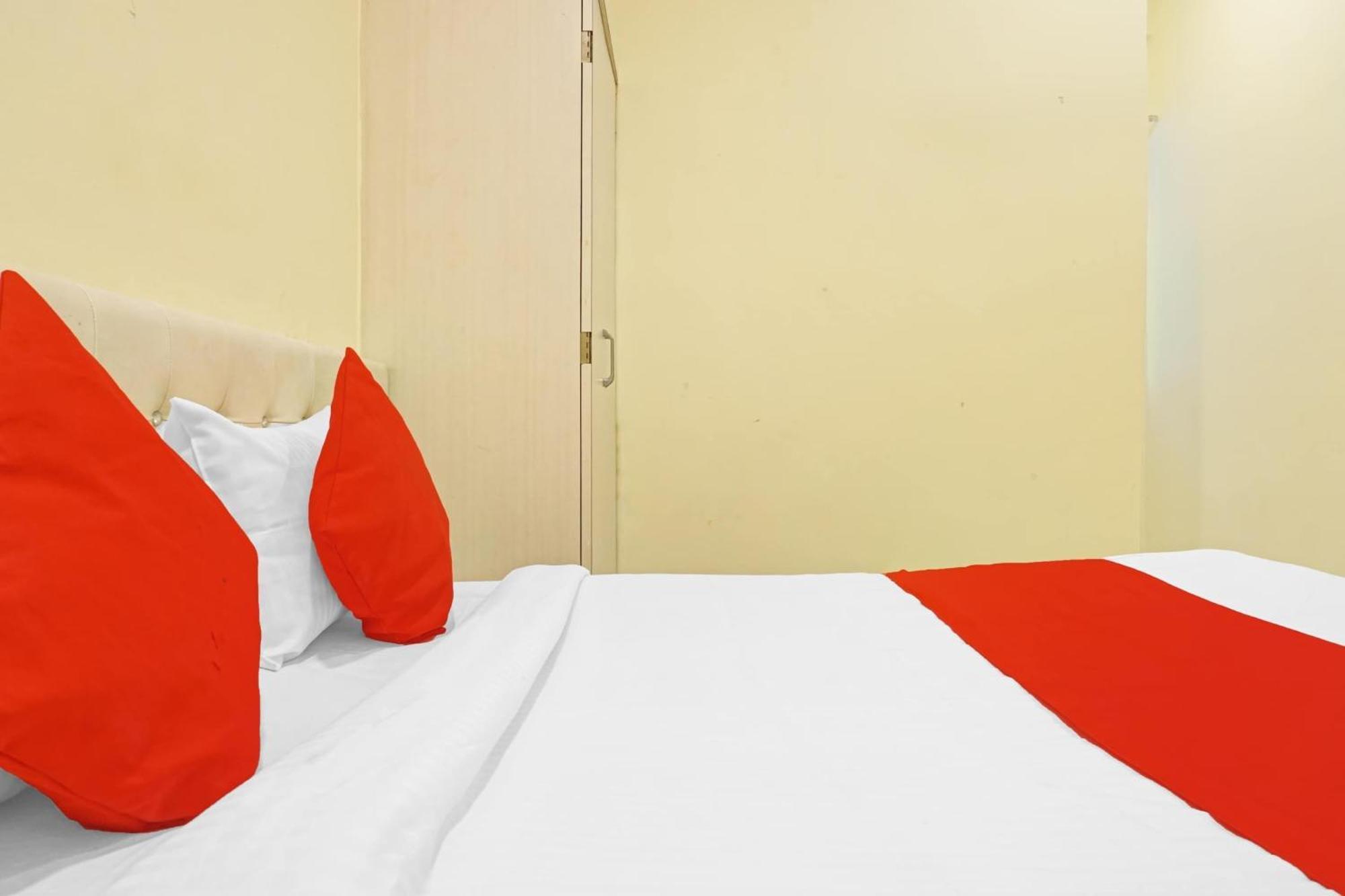 Hotel O 24K Inn Mundhva エクステリア 写真