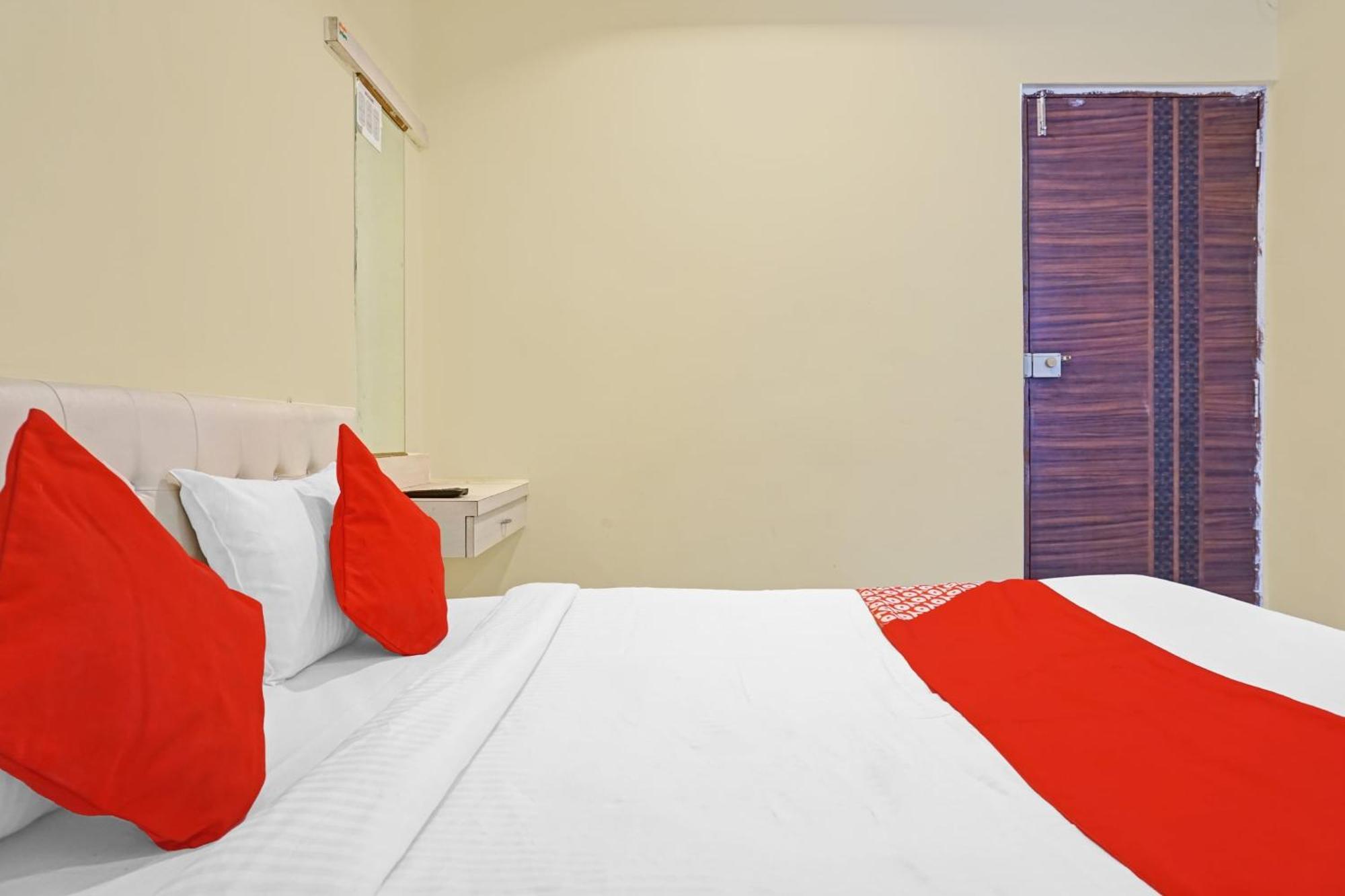 Hotel O 24K Inn Mundhva エクステリア 写真