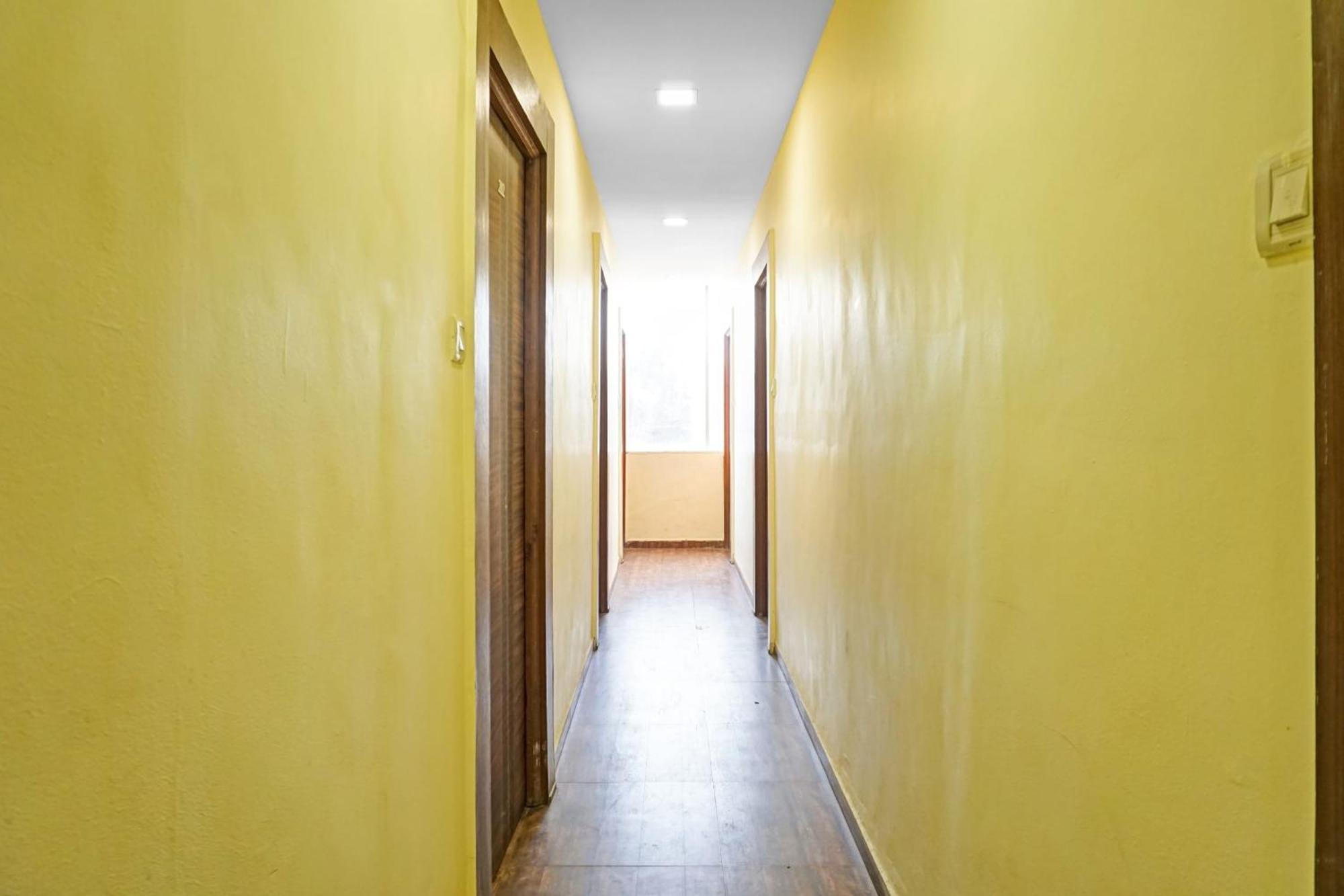 Hotel O 24K Inn Mundhva エクステリア 写真