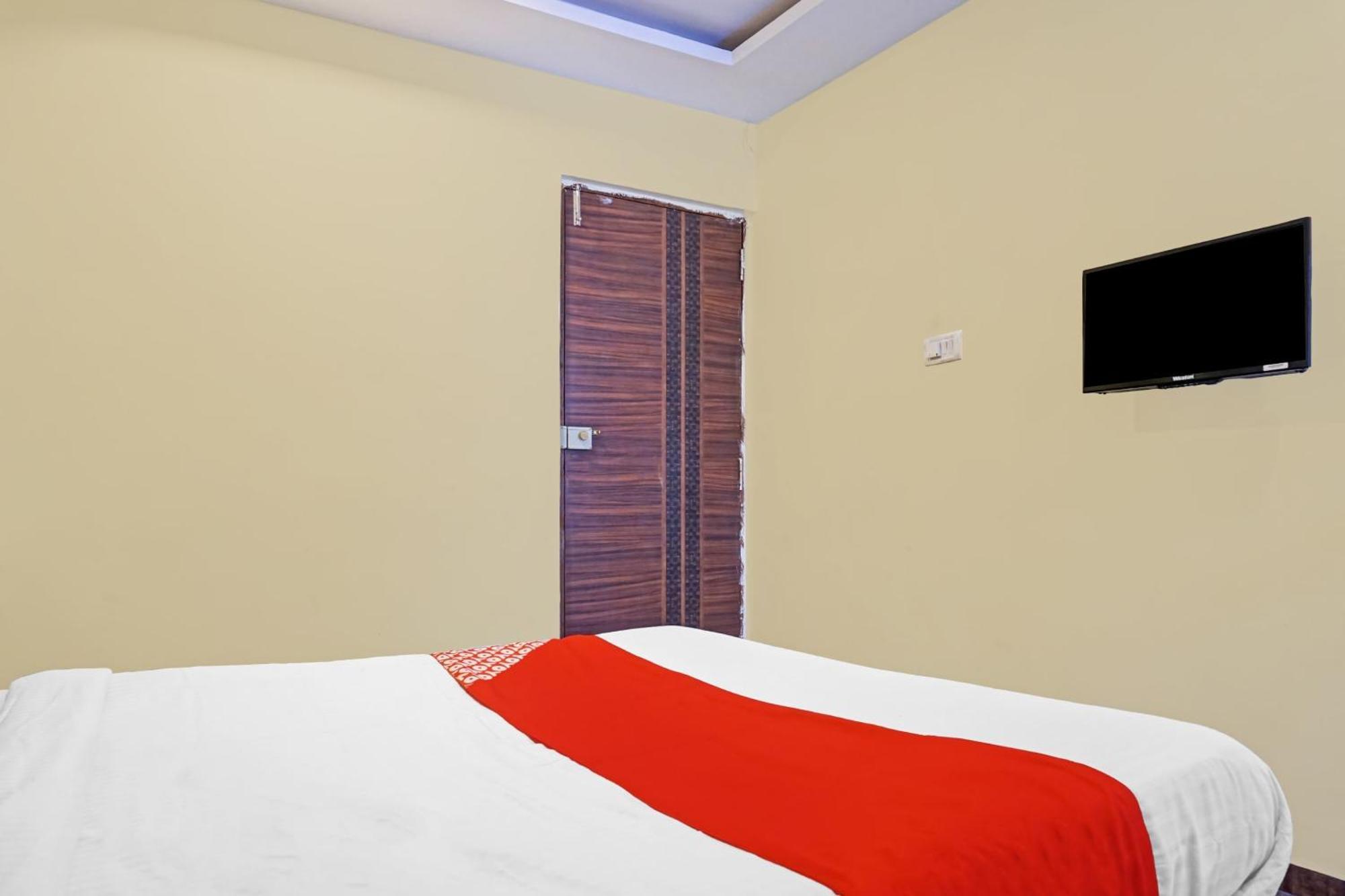 Hotel O 24K Inn Mundhva エクステリア 写真
