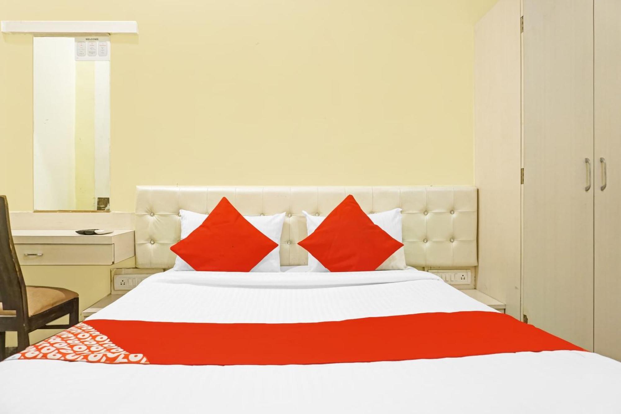 Hotel O 24K Inn Mundhva エクステリア 写真