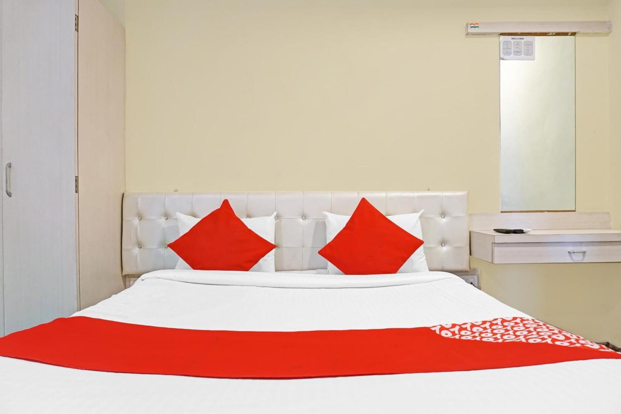 Hotel O 24K Inn Mundhva エクステリア 写真